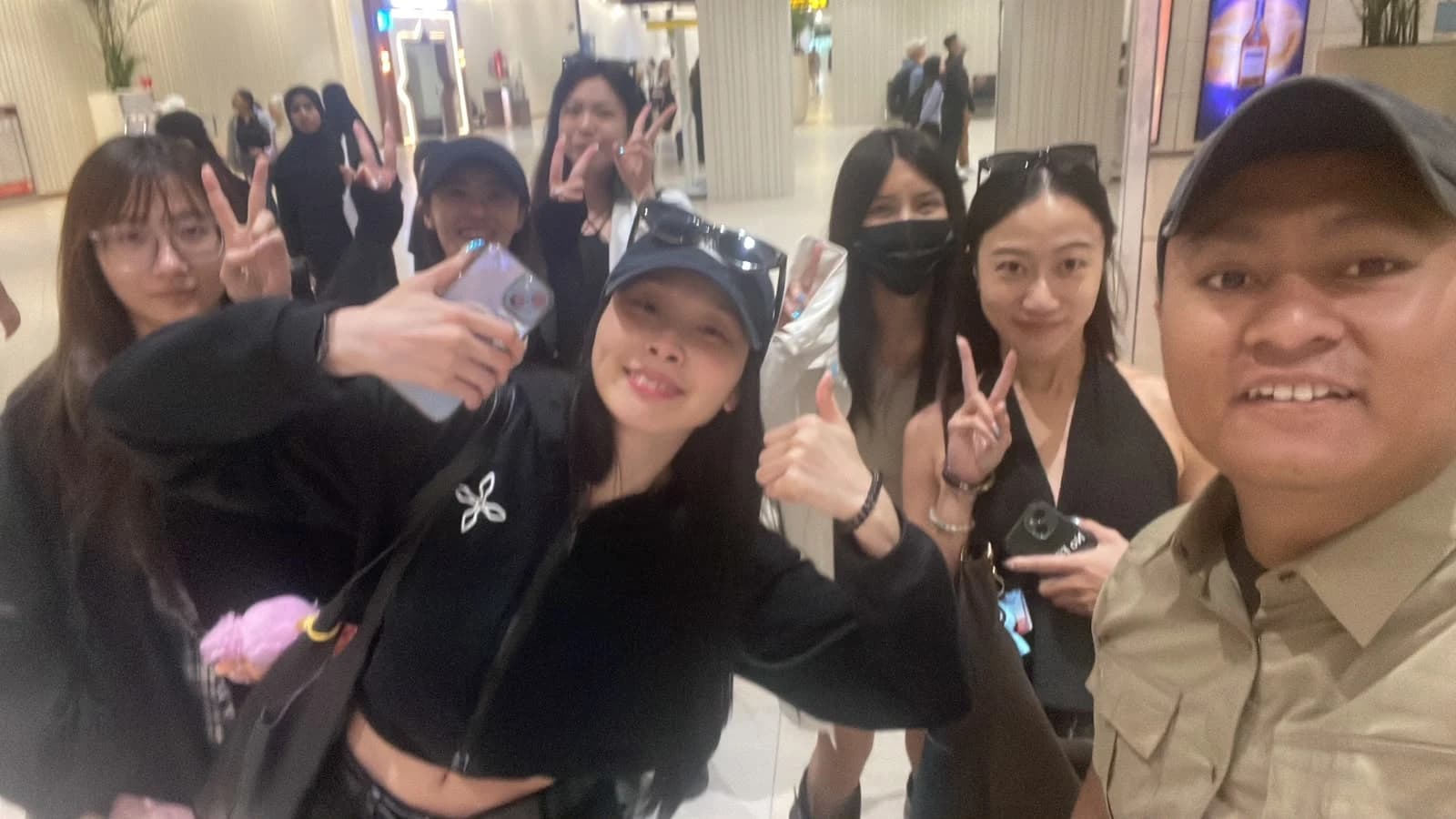迎接国际艺人抵达印尼